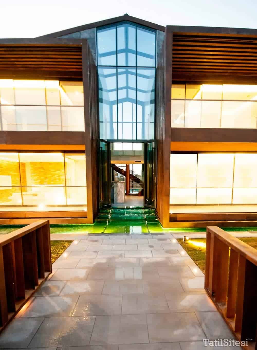 Encoreist Hotel And Lounge