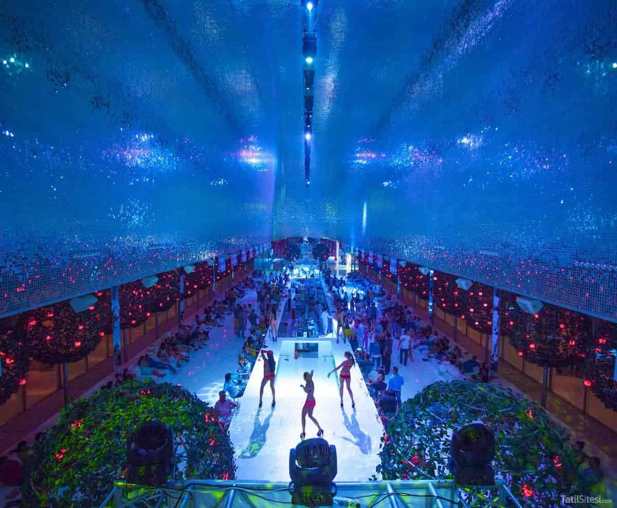 Adam & Eve Hotel (+16)