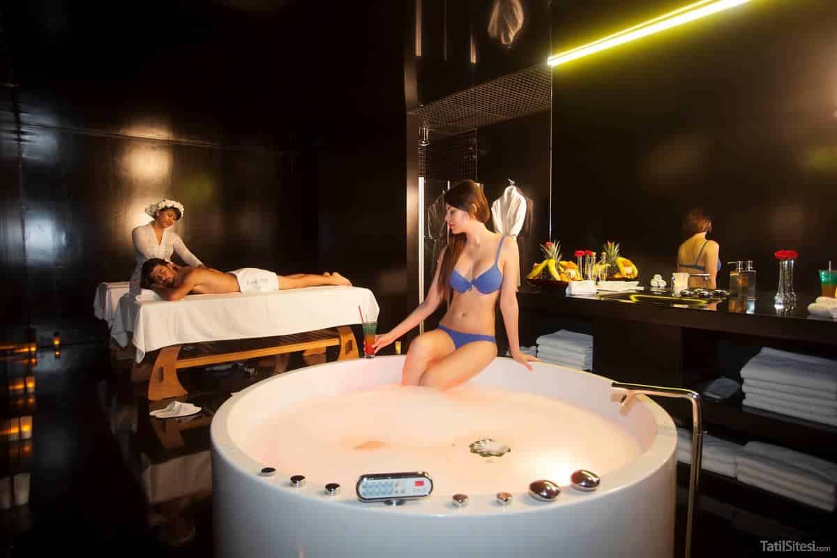 Adam & Eve Hotel (+16)