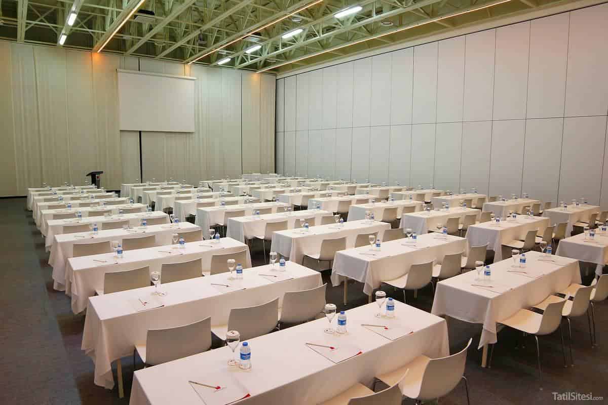 Adam & Eve Hotel (+16)