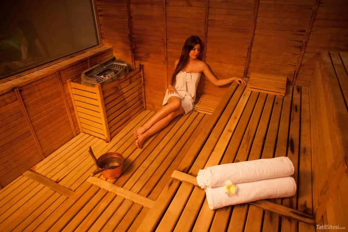 Adam & Eve Hotel (+16)