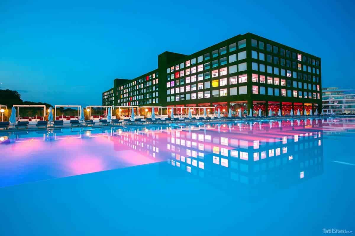 Adam & Eve Hotel (+16)