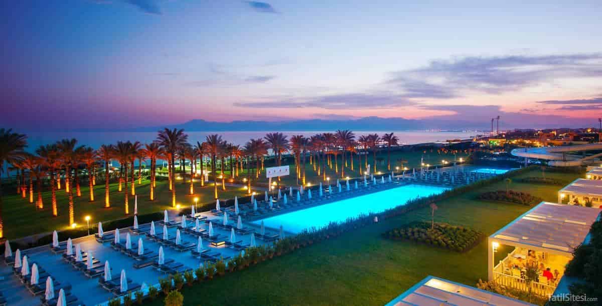 Adam & Eve Hotel (+16)