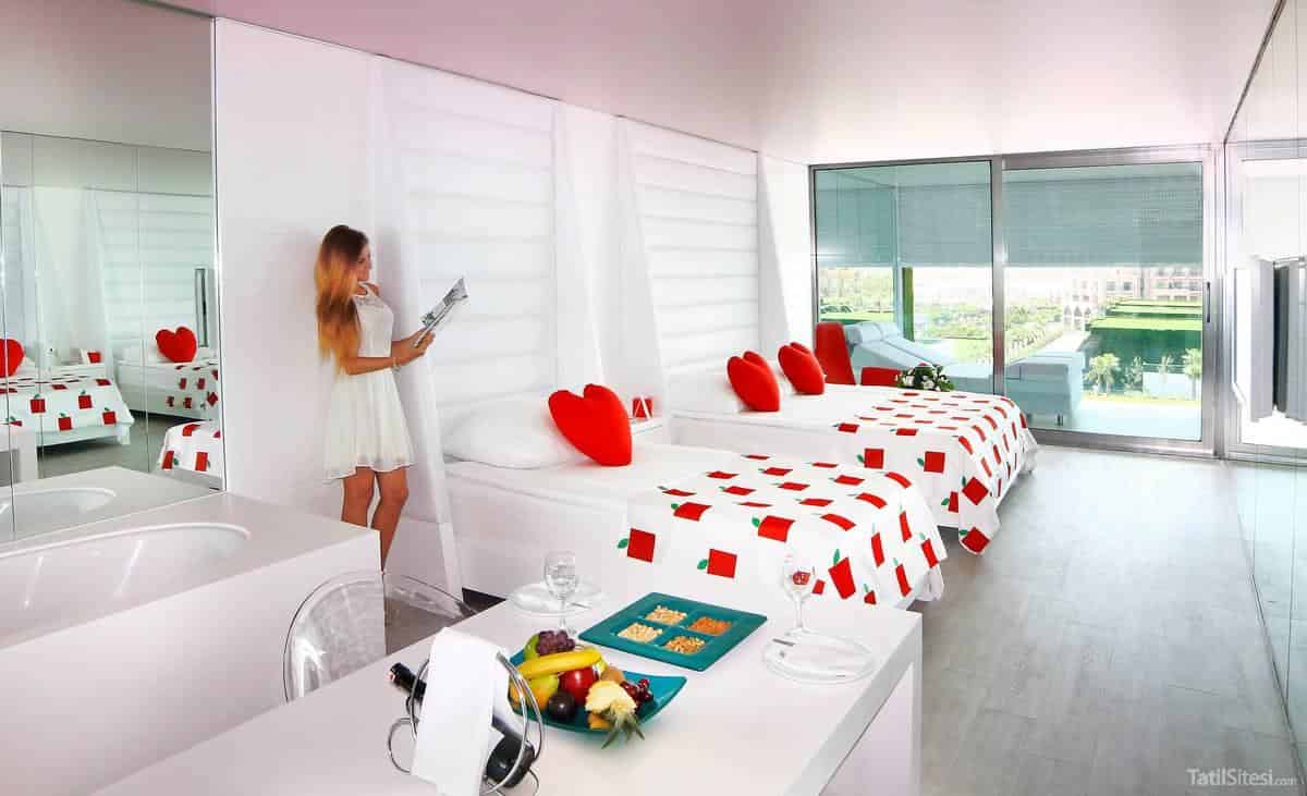 Adam & Eve Hotel (+16)