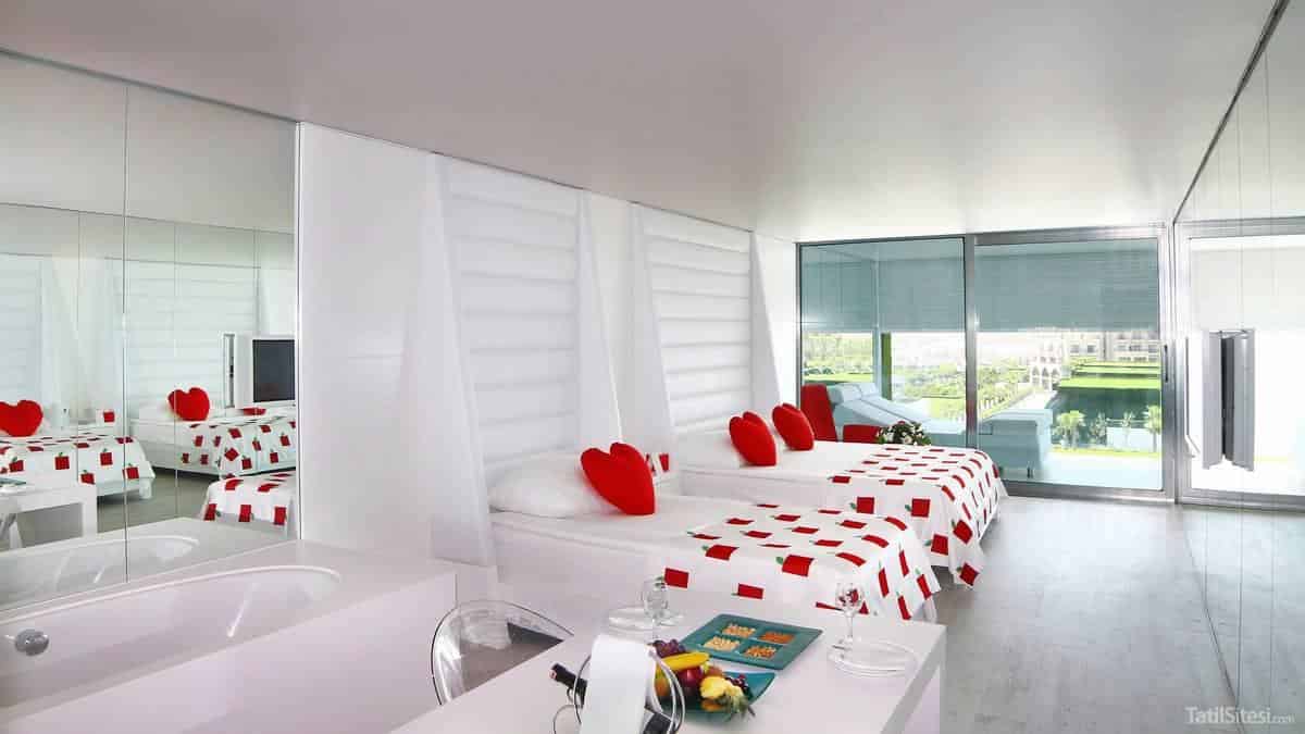 Adam & Eve Hotel (+16)