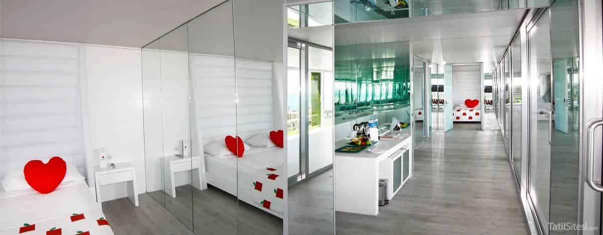 Adam & Eve Hotel (+16)