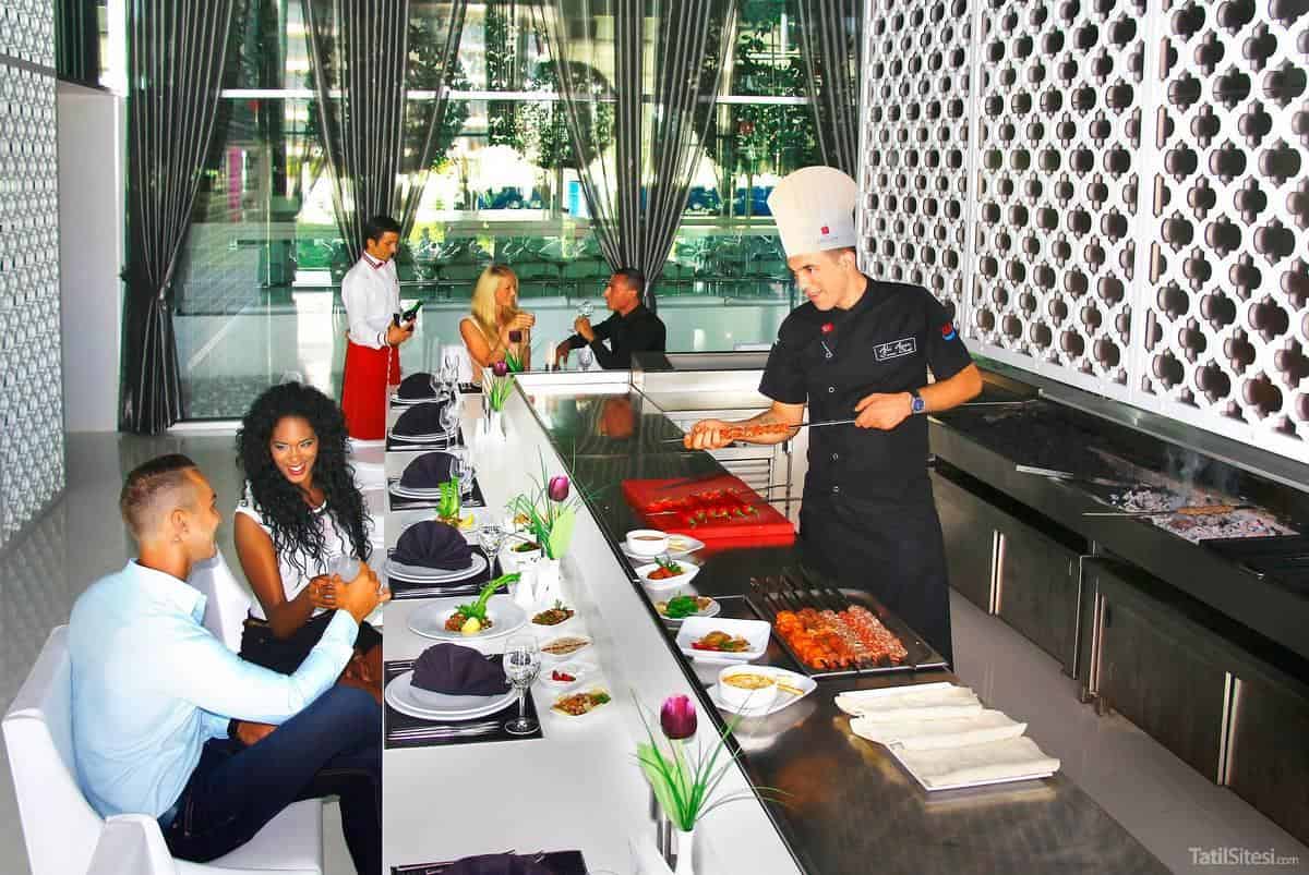 Adam & Eve Hotel (+16)