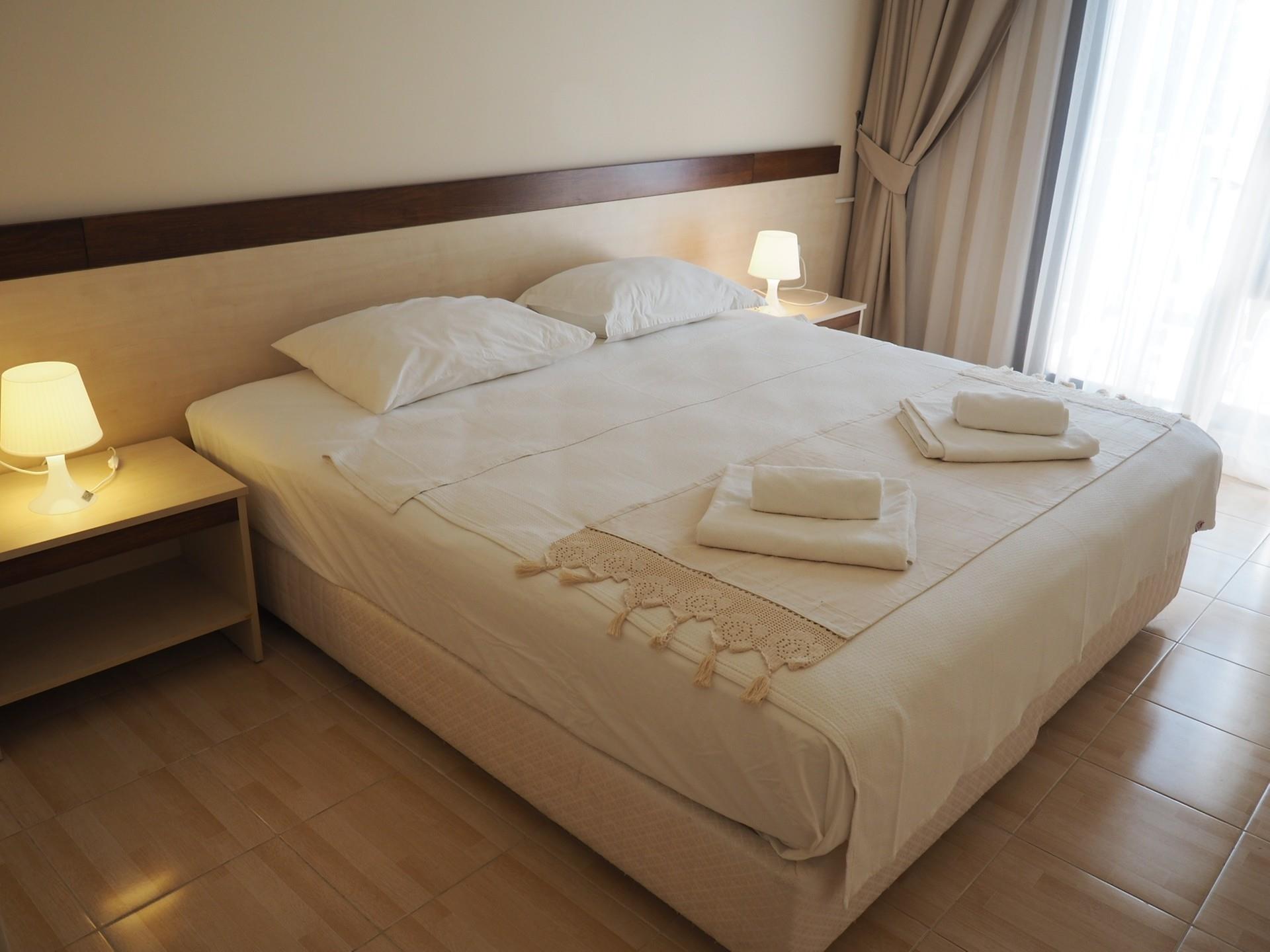 Кровать в гостиничном номере