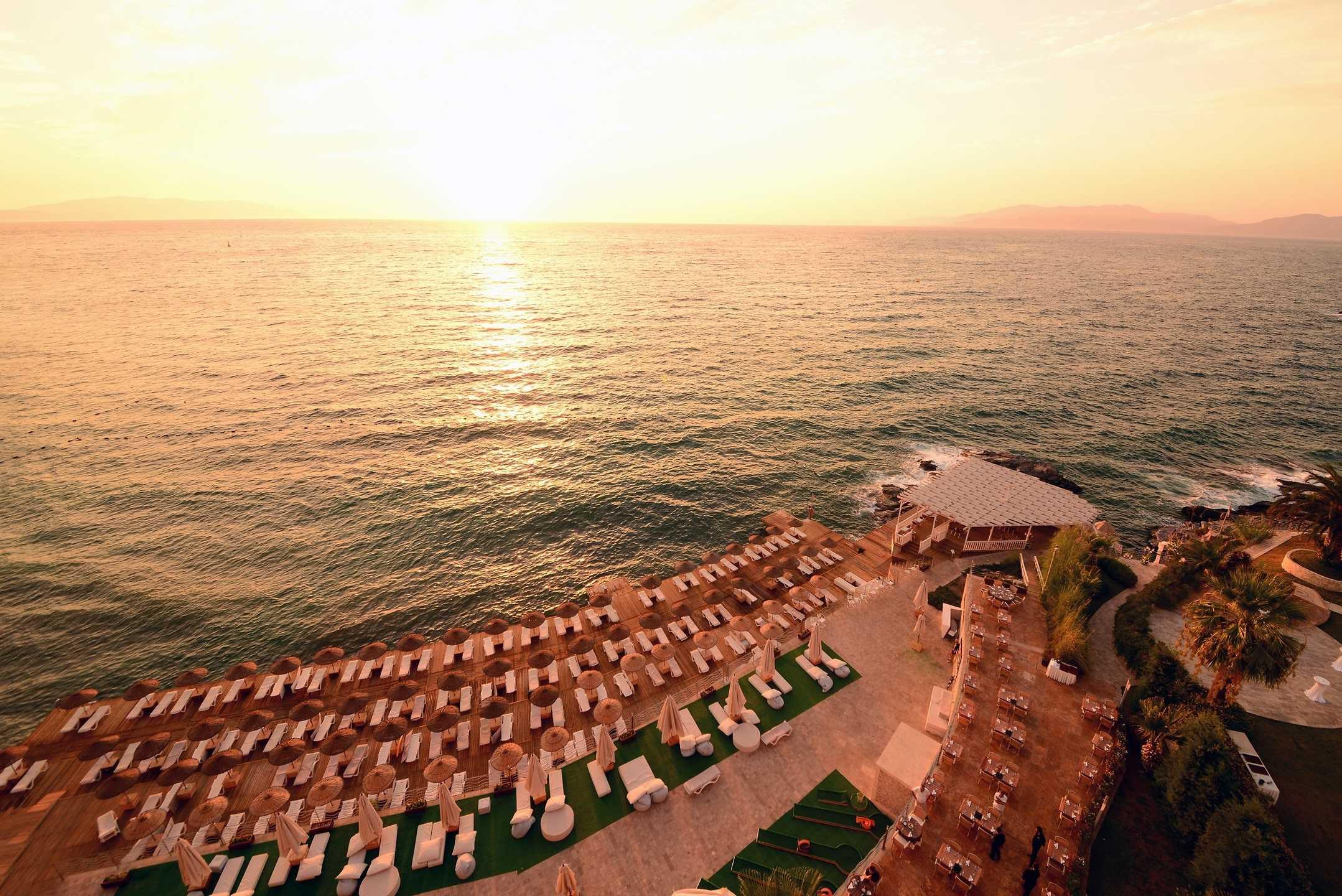 Charisma De Luxe Hotel