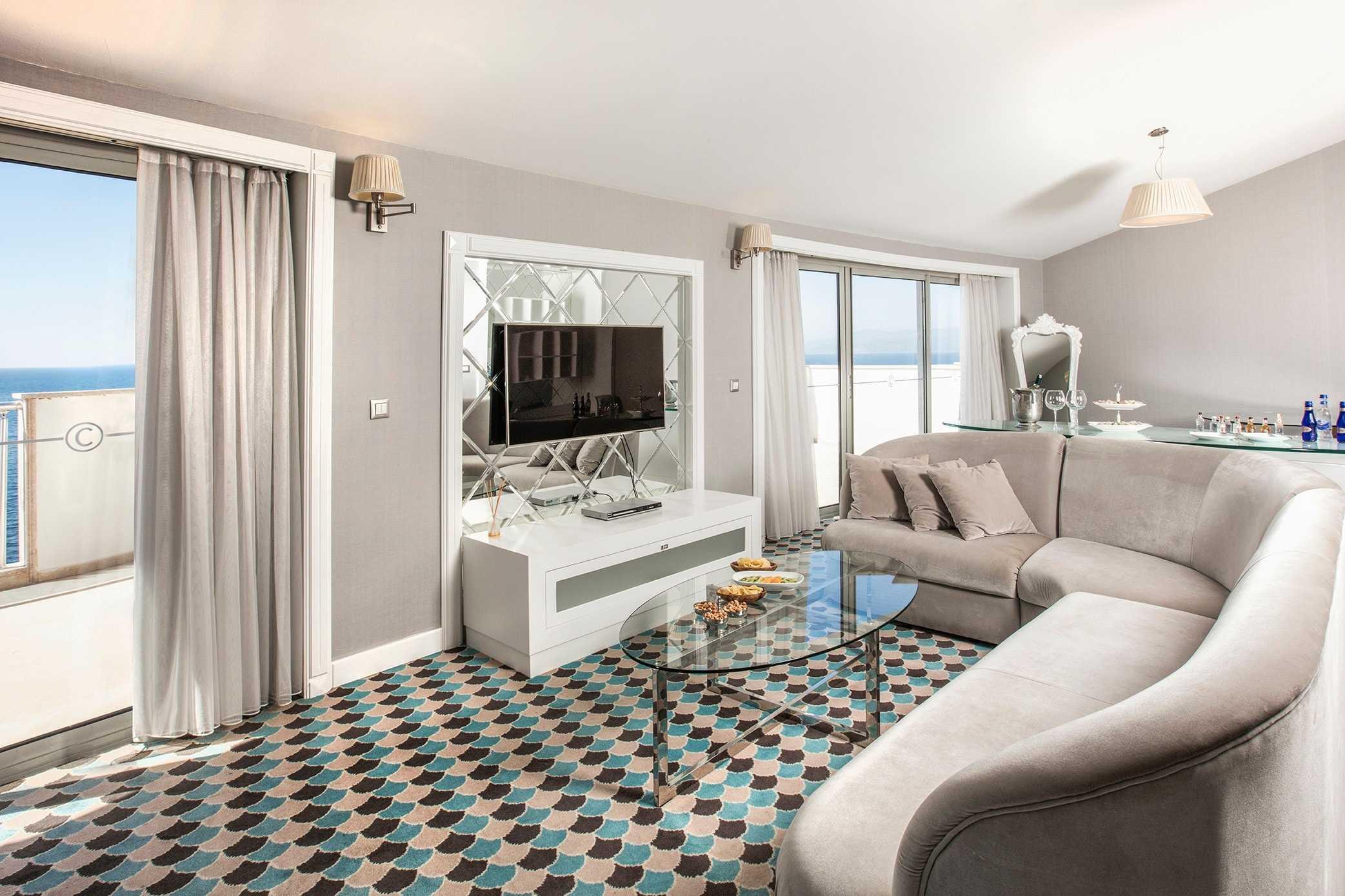 Charisma De Luxe Hotel