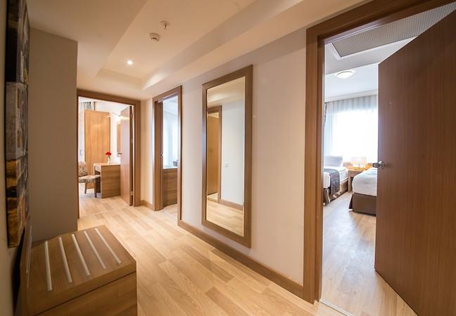 Crew Ramada Resort Lara