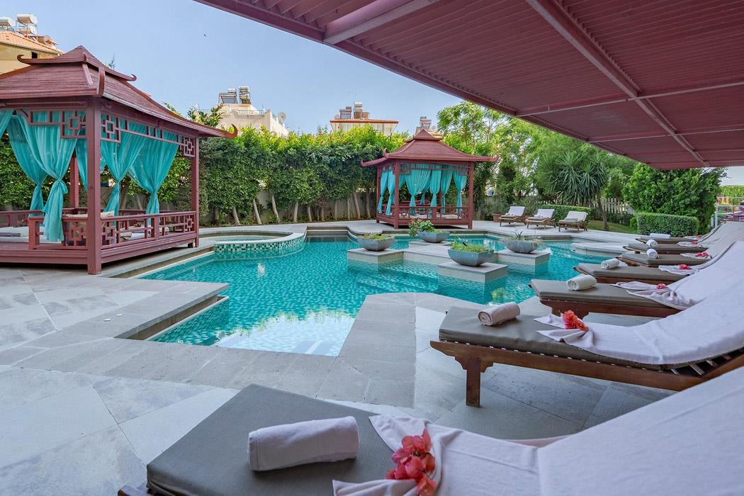 Crystal Admiral Resort Suites & Spa