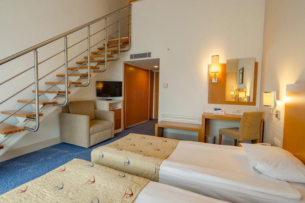 Crystal Admiral Resort Suites & Spa