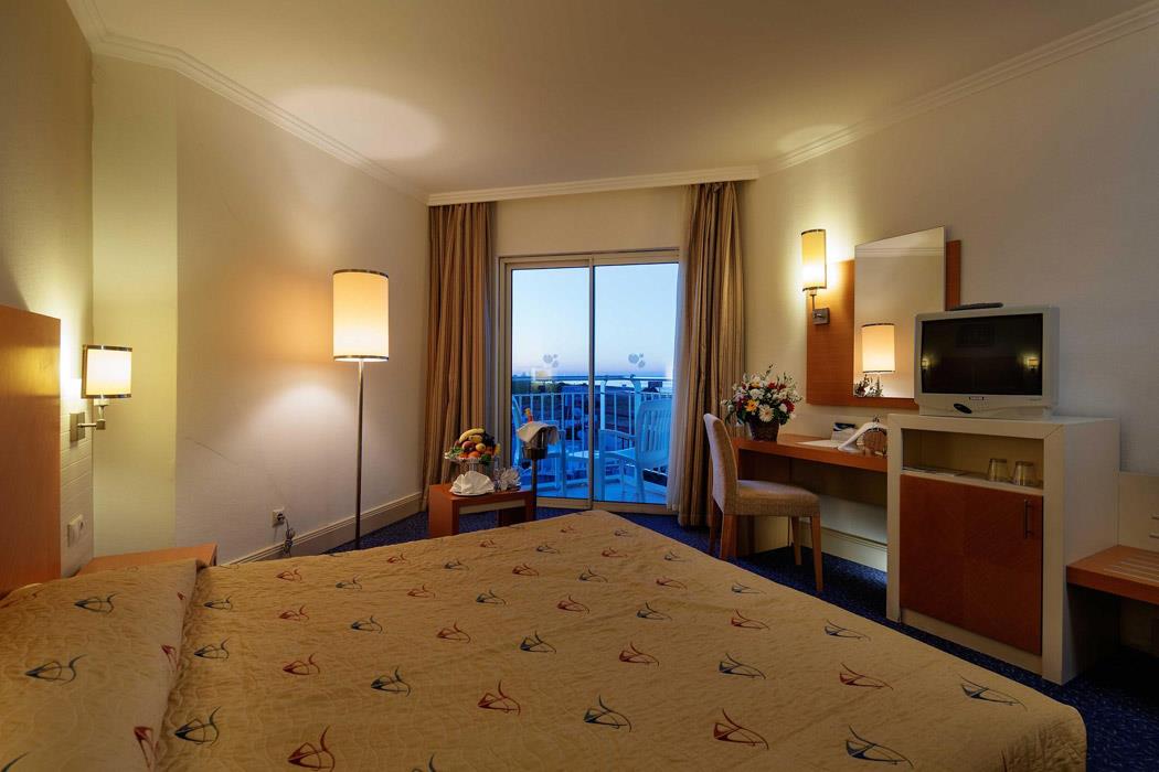 Crystal Admiral Resort Suites & Spa