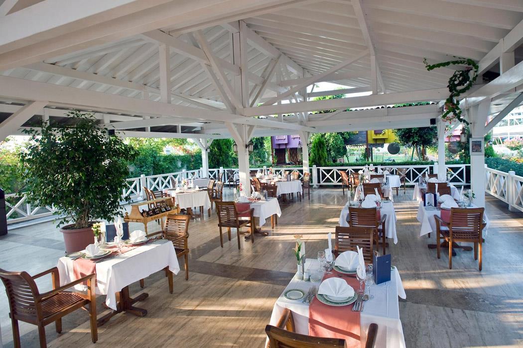 Crystal Admiral Resort Suites & Spa