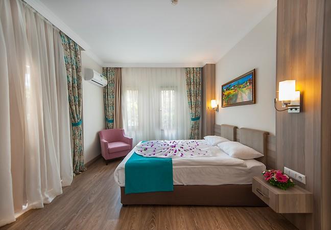 Crystal Aura Beach Resort & SPA Hotel