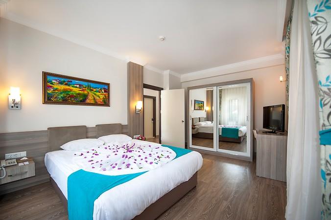 Crystal Aura Beach Resort & SPA Hotel