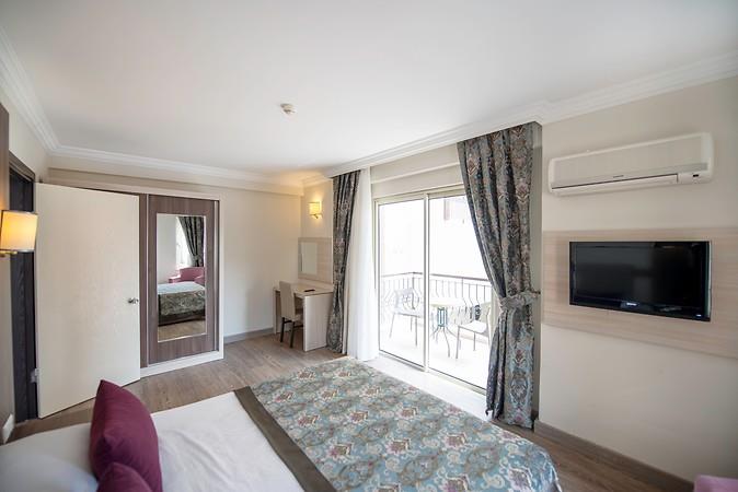 Crystal Aura Beach Resort & SPA Hotel