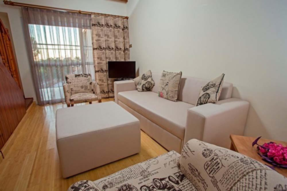 Le Chateau Lambousa Hotel