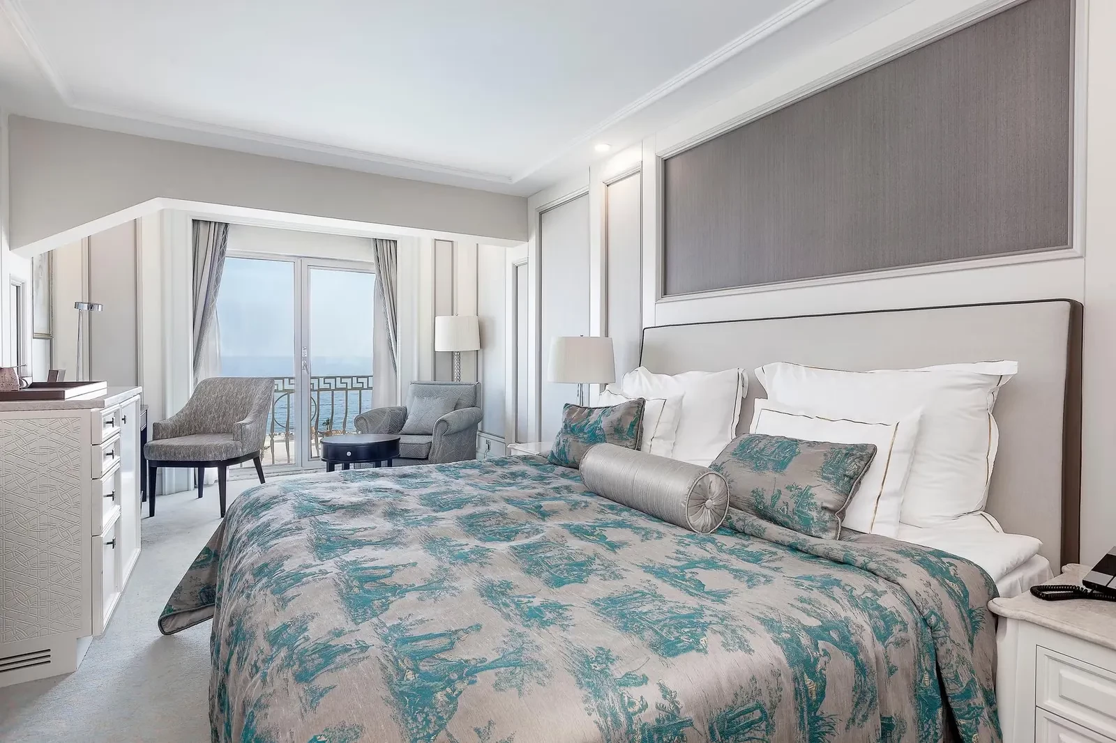 Les Ambassadeurs Hotel