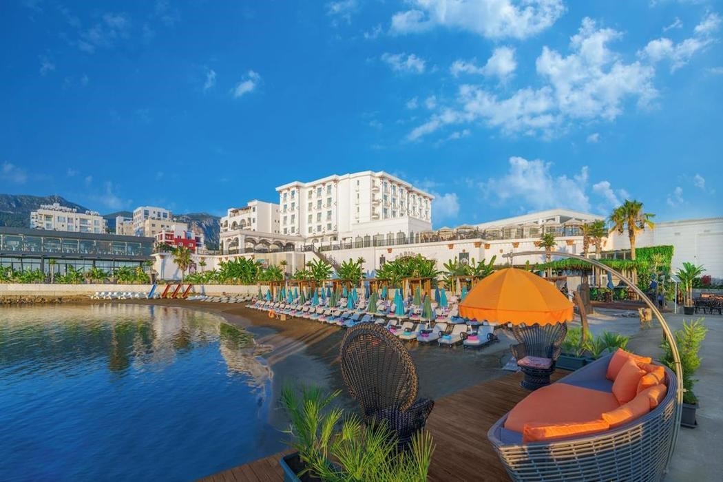 Les Ambassadeurs Hotel