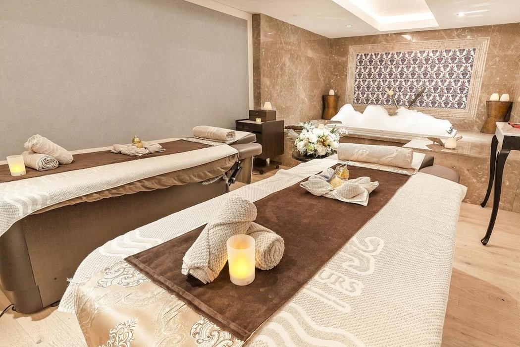 Les Ambassadeurs Hotel