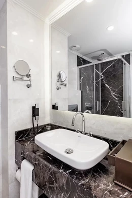 Les Ambassadeurs Hotel